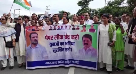 पेपर लीक: गणेश गोदियाल के नेतृत्व में कांग्रेसियों ने किया उत्तराखंड टेक्निकल यूनिवर्सिटी के बाहर धरना प्रदर्शन