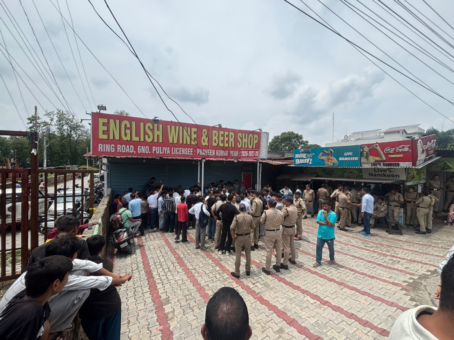 रायपुर में शराब ठेके के बाहर गोलीबारी: आक्रोशित जनता ने जिला आबकारी अधिकारी के माध्यम से DM को सौंपा ज्ञापन