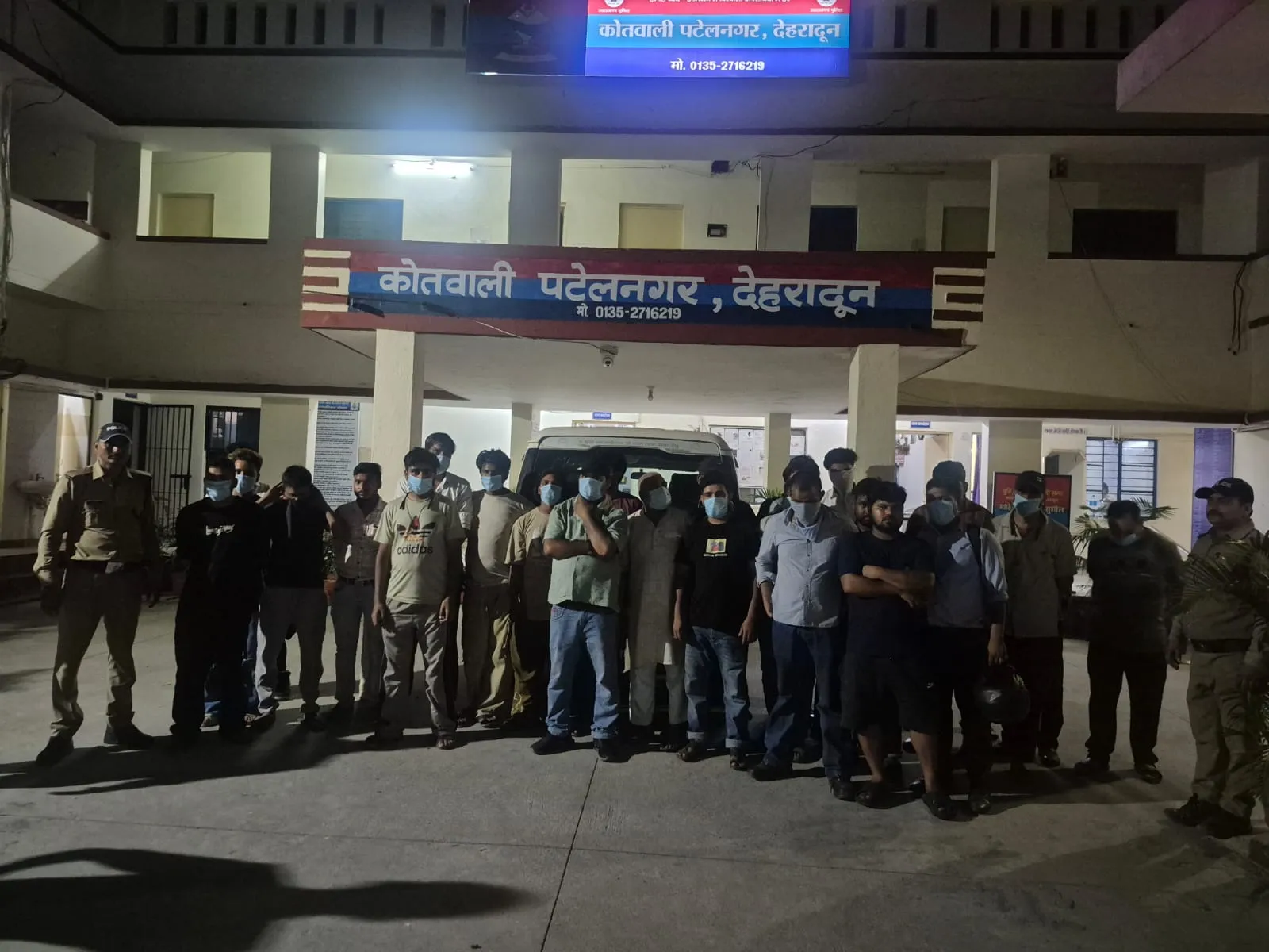 सार्वजनिक स्थानों पर शराब पीने वाले 41 लोगों को हिरासत में लिया, चालान कर सख्त हिदायत