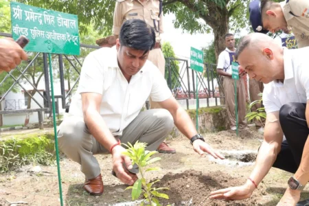 एसएसपी दून ने अपनी टीम के साथ पुलिस लाइन देहरादून में वृक्षारोपण कर दिया पर्यावरण संरक्षण का संदेश