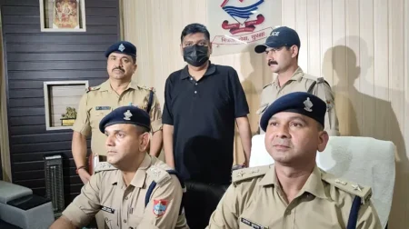 UPSC में असफल, बना फर्जी IPS! रिटायर्ड IAS अधिकारी के बेटे ने वर्दी पहनकर ठगे लाखों, दून पुलिस ने दबोचा