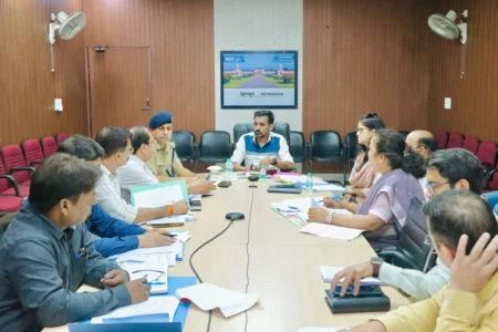 देहरादून में नशे के खिलाफ डीएम आशीष चौहान का बड़ा एक्शन, तस्करों पर सख्ती, अवैध नशा मुक्ति केंद्र होंगे सील