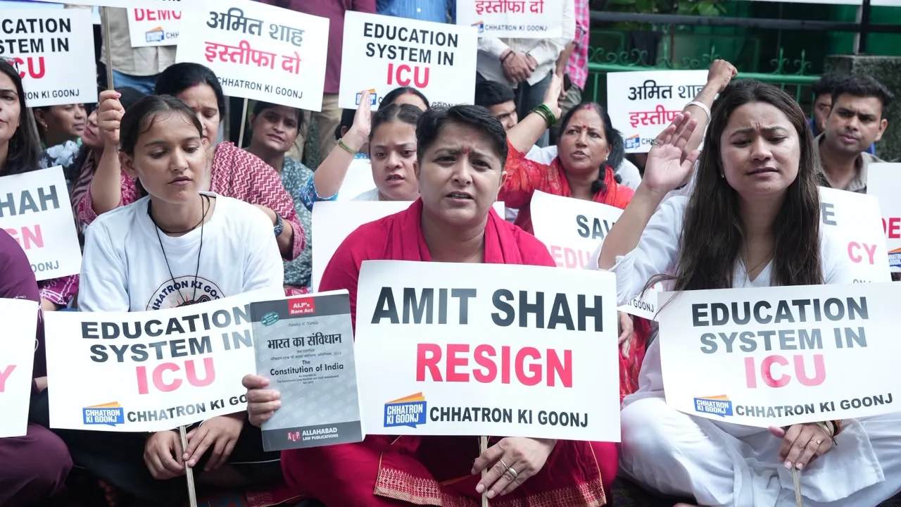 देहरादून में महिला कांग्रेस का हल्ला बोल, छात्रों के मुद्दे पर डीएम कार्यालय का घेराव