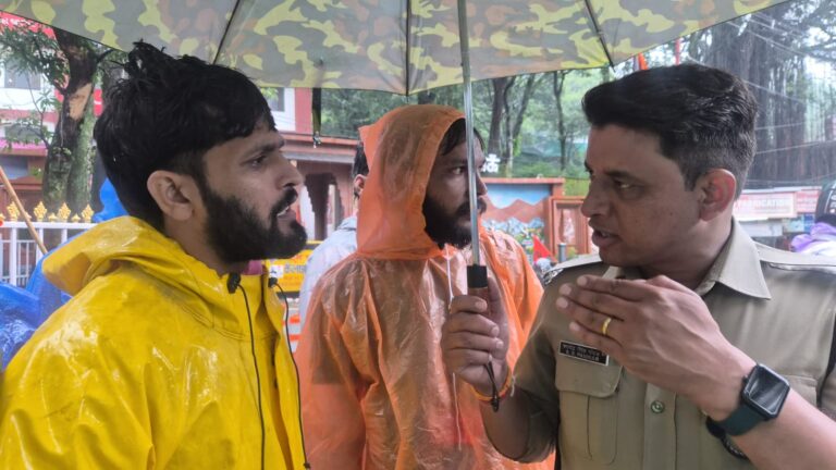 मसूरी आने को लेकर कावड़ यात्रियों की पुलिस तीखी नोकझोंक