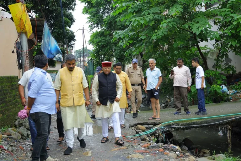 काबिना मंन्त्री खजानदास ने किया मन्नुगंज एंव रिस्पना का भ्रमण