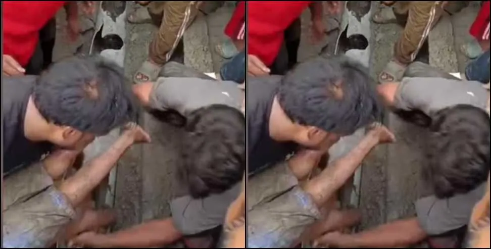 देहरादून में दर्दनाक हादसा: बारिश के दौरान 10 इंच के नाले के पाइप में फंसा 6 वर्षीय मासूम, JCB से काटकर निकाला गया शव