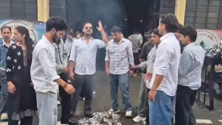 पेपर लीक पर मसूरी में छात्रों का फूटा गुस्सा, एबीवीपी ने शिक्षा मंत्री धर्मेंद्र प्रधान का पुतला फूंका